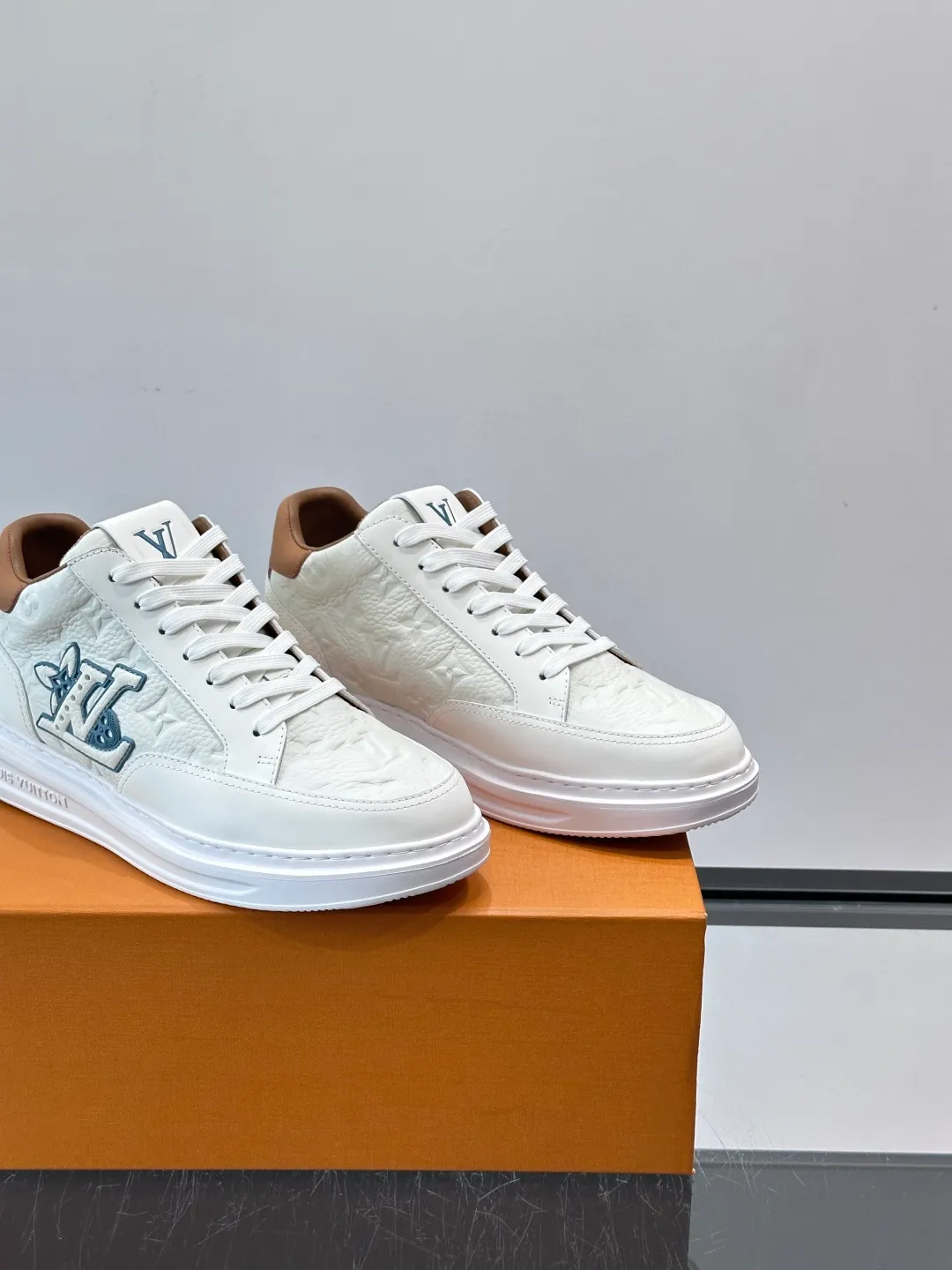 Men's shoes 💰p400 "＊OUIS ＊UITTO＊" Men's sports shoes, grained cow leather are low-key and recognizable. The rubber sole is thick and lightweight, the padded insole + technical lining make it super comfortable to wear! The main color with brown details is versatile and fashionable, and can be worn for daily leisure or business ~ LV embossing on the side of the shoe + brand logo on the sole, perfect details! size: 38-44 (45 customized)